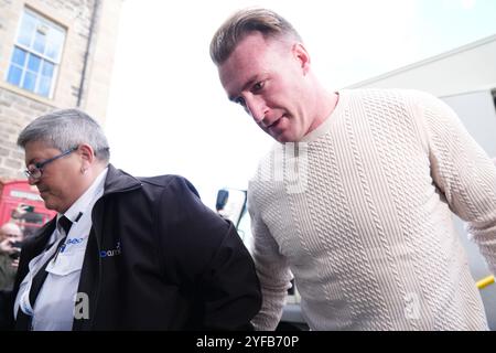 Photo inédite datée du 10/09/24 de l'ancien capitaine écossais de rugby Stuart Hogg arrivant menotté au Sheriff court de Jedburgh après son arrestation pour abus domestique. Hogg a admis avoir abusé de sa femme séparée pendant cinq ans et sera condamné le 5 décembre à Jedburgh Sheriff court. Date de la photo : mardi 10 septembre 2024. Banque D'Images