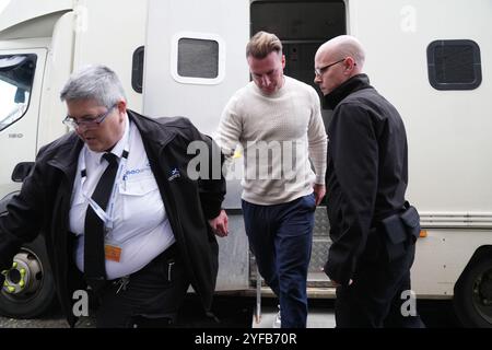 Photo inédite datée du 10/09/24 de l'ancien capitaine écossais de rugby Stuart Hogg arrivant menotté au Sheriff court de Jedburgh après son arrestation pour abus domestique. Hogg a admis avoir abusé de sa femme séparée pendant cinq ans et sera condamné le 5 décembre à Jedburgh Sheriff court. Date de la photo : mardi 10 septembre 2024. Banque D'Images