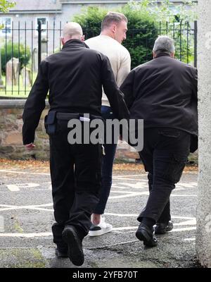 Photo inédite datée du 10/09/24 de l'ancien capitaine écossais de rugby Stuart Hogg arrivant menotté au Sheriff court de Jedburgh après son arrestation pour abus domestique. Hogg a admis avoir abusé de sa femme séparée pendant cinq ans et sera condamné le 5 décembre à Jedburgh Sheriff court. Date de la photo : mardi 10 septembre 2024. Banque D'Images