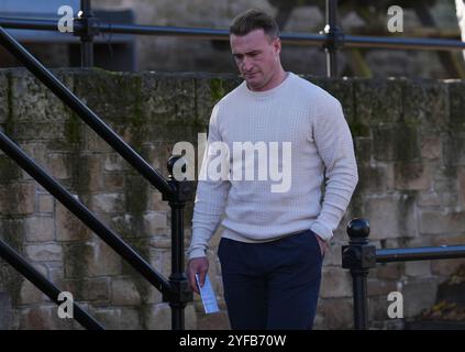 Photo inédite datée du 10/09/24 de l'ancien capitaine écossais de rugby Stuart Hogg quittant le Jedburgh Sheriff court après avoir été libéré sous caution. Hogg a admis avoir abusé de sa femme séparée pendant cinq ans et sera condamné le 5 décembre à Jedburgh Sheriff court. Date de la photo : mardi 10 septembre 2024. Banque D'Images