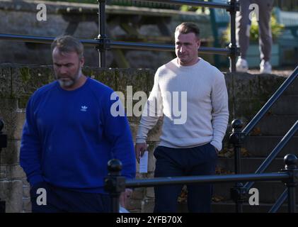 Photo inédite datée du 10/09/24 de l'ancien capitaine écossais de rugby Stuart Hogg quittant le Jedburgh Sheriff court après avoir été libéré sous caution. Hogg a admis avoir abusé de sa femme séparée pendant cinq ans et sera condamné le 5 décembre à Jedburgh Sheriff court. Date de la photo : mardi 10 septembre 2024. Banque D'Images