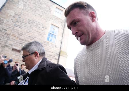 Photo inédite datée du 10/09/24 de l'ancien capitaine écossais de rugby Stuart Hogg arrivant menotté au Sheriff court de Jedburgh après son arrestation pour abus domestique. Hogg a admis avoir abusé de sa femme séparée pendant cinq ans et sera condamné le 5 décembre à Jedburgh Sheriff court. Date de la photo : mardi 10 septembre 2024. Banque D'Images