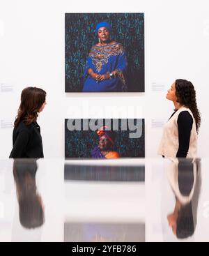 Saatchi Gallery, Londres, Royaume-Uni. 4 novembre 2024. Aneesa Dawoojee : Marche des colibris, le travail primé d'Aneesa Dawoojee documentant les riches histoires et cultures des Caraïbes et de l'île Maurice. Running 5 Nov 24-20 Jan 25. Running 5 Nov 24-20 Jan 25. Image : Aneesa Dawoojee, (en haut) : Beverley, 2024 ; (en bas) : Elsie, 2024. Crédit : Malcolm Park/Alamy Live News Banque D'Images