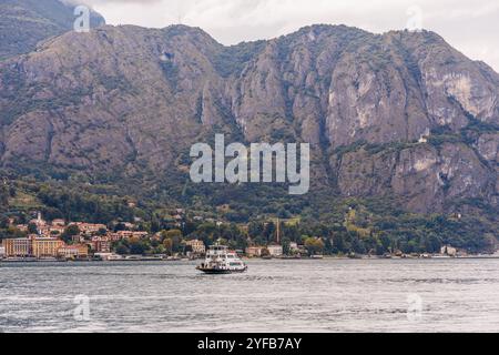 Varena, Italie - septembre 2024 : village italien vue sur l'eau sur le lac de Côme Banque D'Images