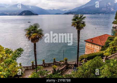 Varena, Italie - septembre 2024 : village italien vue sur l'eau sur le lac de Côme Banque D'Images