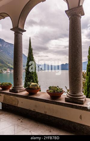 Varena, Italie - septembre 2024 : village italien vue sur l'eau sur le lac de Côme Banque D'Images