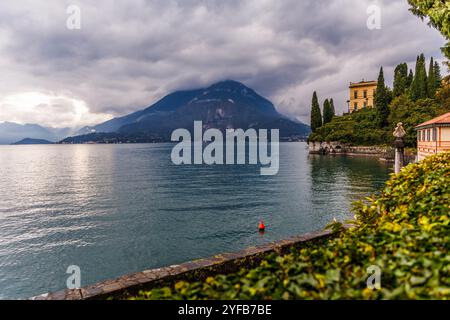 Varena, Italie - septembre 2024 : village italien vue sur l'eau sur le lac de Côme Banque D'Images