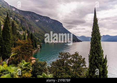 Varena, Italie - septembre 2024 : village italien vue sur l'eau sur le lac de Côme Banque D'Images