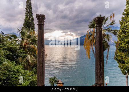 Varena, Italie - septembre 2024 : village italien vue sur l'eau sur le lac de Côme Banque D'Images