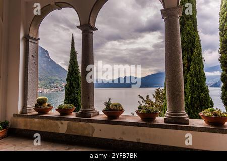 Varena, Italie - septembre 2024 : village italien vue sur l'eau sur le lac de Côme Banque D'Images