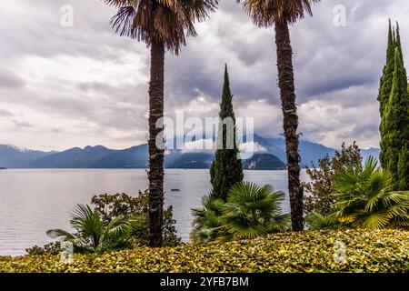 Varena, Italie - septembre 2024 : village italien vue sur l'eau sur le lac de Côme Banque D'Images