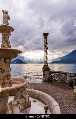 Varena, Italie - septembre 2024 : village italien vue sur l'eau sur le lac de Côme Banque D'Images