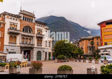 Varena, Italie - septembre 2024 : village italien vue sur l'eau sur le lac de Côme Banque D'Images