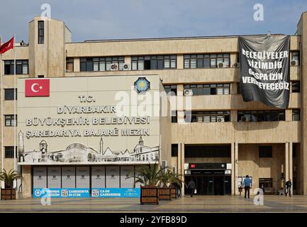 Diyarbakir, Turquie. 04th Nov, 2024. Une banderole noire indiquant «les municipalités sont à nous, nous ne permettrons pas l'usurpation» a été accrochée sur le bâtiment de la municipalité métropolitaine de Diyarbakir pour protester contre la nomination des administrateurs pour remplacer Ahmet Turk, co-maire de Mardin, Gulistan Sonuk, co-maire de Batman et Mehmet Karayilan, co-maire du district de Halfeti, qui ont été élus du Parti de l'égalité des peuples et de la démocratie (Parti DEM). Crédit : SOPA images Limited/Alamy Live News Banque D'Images