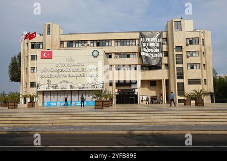 Diyarbakir, Turquie. 04th Nov, 2024. Une banderole noire indiquant «les municipalités sont à nous, nous ne permettrons pas l'usurpation» a été accrochée sur le bâtiment de la municipalité métropolitaine de Diyarbakir pour protester contre la nomination des administrateurs pour remplacer Ahmet Turk, co-maire de Mardin, Gulistan Sonuk, co-maire de Batman et Mehmet Karayilan, co-maire du district de Halfeti, qui ont été élus du Parti de l'égalité des peuples et de la démocratie (Parti DEM). Crédit : SOPA images Limited/Alamy Live News Banque D'Images