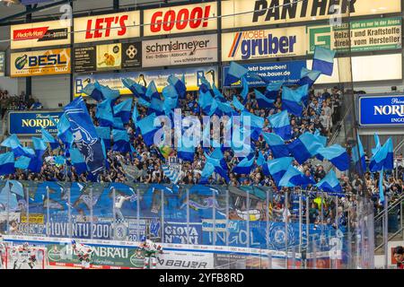 Ingolstadt, Deutschland. 03 Nov, 2024. Ingolstadt, Deutschland 03. Novembre 2024 : Penny DEL - 2024/2025 - SP.15 - ERC Ingolstadt v. Augsburger Panther Im Bild : Die fans vom ERC Ingolstadt zeigen eine choreo im Fanblock crédit : dpa/Alamy Live News Banque D'Images