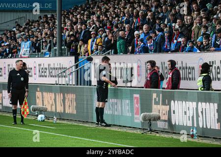 Kiel, Deutschland. 02 novembre 2024. Schiedsrichter Frank Willenborg BEI VAR Entscheidung, Videoschiedsrichter, Videobeweis GER, Holstein Kiel vs. 1. FC Heidenheim, Fussball, Bundesliga, Spieltag 9, saison 2024/25, 02.11.2024 LES RÈGLEMENTS du LDF INTERDISENT TOUTE UTILISATION DE PHOTOGRAPHIES COMME SÉQUENCES D'IMAGES ET/OU QUASI-VIDÉO Foto : Eibner-Pressefoto/Marcel von Fehrn crédit : dpa/Alamy Live News Banque D'Images