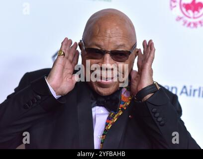 FICHIERS PHOTOS. Beverly Hills, États-Unis. 04th Nov, 2024. Le légendaire producteur de disques Quincy Jones, 91 ans, est décédé le 3 novembre, chez lui à Bel Air, CA. Entouré de sa famille.---------------------------------------------------- Quincy Jones arrive au Carrousel of Hope Ball de 2018 à l'hôtel Beverly Hilton le 6 octobre 2018 à Beverly Hills, CA. © O'Connor/AFF-USA.com crédit : AFF/Alamy Live News Banque D'Images