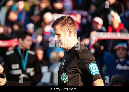 Kiel, Deutschland. 02 novembre 2024. Schiedsrichter Frank Willenborg GER, Holstein Kiel vs. 1. FC Heidenheim, Fussball, Bundesliga, Spieltag 9, saison 2024/25, 02.11.2024 LES RÈGLEMENTS du LDF INTERDISENT TOUTE UTILISATION DE PHOTOGRAPHIES COMME SÉQUENCES D'IMAGES ET/OU QUASI-VIDÉO Foto : Eibner-Pressefoto/Marcel von Fehrn crédit : dpa/Alamy Live News Banque D'Images