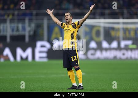 Henrikh Mkhitaryan du FC Internazionale fait des gestes lors du match de Serie A entre le FC Internazionale et le Venezia FC au Stadio Giuseppe Meazza le 3 novembre 2024 à Milan Italie . Banque D'Images