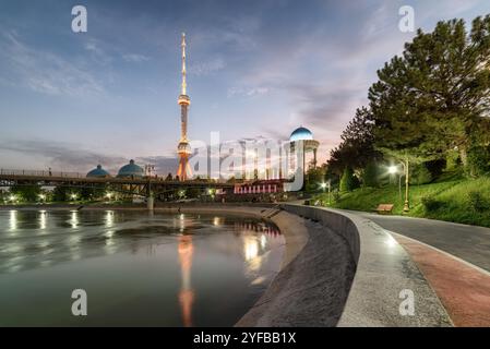 Vue en soirée de la tour de télévision de Tachkent et de la rotonde en Ouzbékistan Banque D'Images