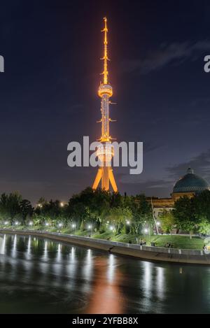 Superbe vue en soirée sur la tour de télévision de Tachkent depuis le parc pittoresque Banque D'Images