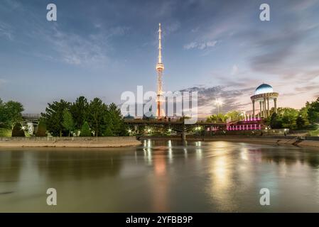 Vue en soirée de la tour de télévision de Tachkent et de la rotonde en Ouzbékistan Banque D'Images