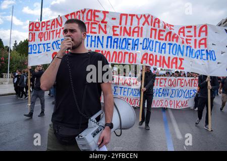 Athènes, Grèce. 4 novembre 2024. Les étudiants des universités et des lycées participent à un rassemblement de protestation devant le Parlement en criant : «donnez de l'argent pour l'éducation - pas pour la guerre»! Aujourd'hui, les étudiants restent loin de leurs classes dans tout le pays pour protester contre la dégradation continue de leurs besoins éducatifs. Crédit : Dimitris Aspiotis/Alamy Live News Banque D'Images