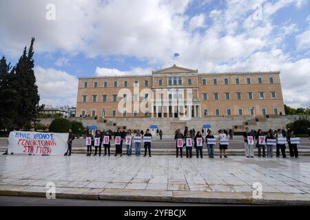 Athènes, Grèce. 4 novembre 2024. Des étudiants manifestent en faveur de la Palestine devant le Parlement en organisant des piquets indiquant le nombre des élèves et étudiants morts, et détruisant des écoles et des universités, à la suite des bombardements meurtriers de l'État israélien contre leurs pairs à Gaza. Aujourd'hui, les étudiants restent loin de leurs classes dans tout le pays pour protester contre la dégradation continue de leurs besoins éducatifs. Crédit : Dimitris Aspiotis/Alamy Live News Banque D'Images