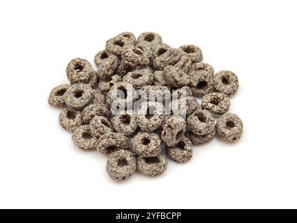 Pile de céréales à anneaux de chocolat sec isolé sur fond blanc Banque D'Images