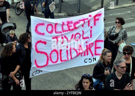 Marseille, France. 03 Nov, 2024. Les manifestants tiennent une banderole indiquant « collectif Tivoli solidaire » pendant la manifestation. Quelques jours avant l'ouverture du procès sur l'effondrement de deux bâtiments de la rue d'Aubagne où huit personnes ont perdu la vie le 5 novembre 2018, des milliers de marseillais ont manifesté pour réclamer le droit à un logement décent et rendre hommage aux victimes. Crédit : SOPA images Limited/Alamy Live News Banque D'Images