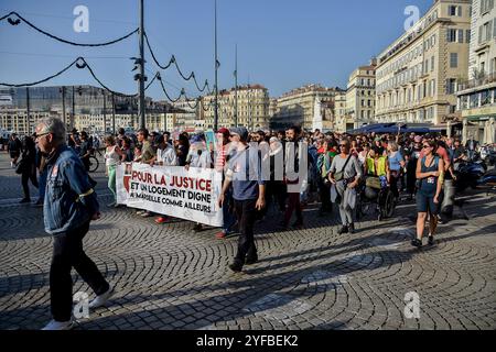 Marseille, France. 03 Nov, 2024. Des milliers de manifestants défilent dans les rues de Marseille. Quelques jours avant l'ouverture du procès sur l'effondrement de deux bâtiments de la rue d'Aubagne où huit personnes ont perdu la vie le 5 novembre 2018, des milliers de marseillais ont manifesté pour réclamer le droit à un logement décent et rendre hommage aux victimes. Crédit : SOPA images Limited/Alamy Live News Banque D'Images