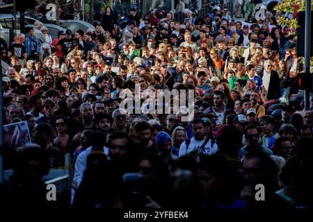 Marseille, France. 03 Nov, 2024. Des milliers de manifestants défilent dans les rues de Marseille. Quelques jours avant l'ouverture du procès sur l'effondrement de deux bâtiments de la rue d'Aubagne où huit personnes ont perdu la vie le 5 novembre 2018, des milliers de marseillais ont manifesté pour réclamer le droit à un logement décent et rendre hommage aux victimes. Crédit : SOPA images Limited/Alamy Live News Banque D'Images