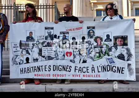 Marseille, France. 03 Nov, 2024. Les manifestants tiennent une banderole avec les noms des victimes de l'effondrement d'un bâtiment pendant la manifestation. Quelques jours avant l'ouverture du procès sur l'effondrement de deux bâtiments de la rue d'Aubagne où huit personnes ont perdu la vie le 5 novembre 2018, des milliers de marseillais ont manifesté pour réclamer le droit à un logement décent et rendre hommage aux victimes. Crédit : SOPA images Limited/Alamy Live News Banque D'Images