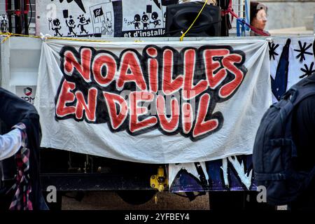 Marseille, France. 03 Nov, 2024. Les manifestants ont accroché une banderole sur laquelle on pouvait lire « Noailles en deuil ». Quelques jours avant l'ouverture du procès sur l'effondrement de deux bâtiments de la rue d'Aubagne où huit personnes ont perdu la vie le 5 novembre 2018, des milliers de marseillais ont manifesté pour réclamer le droit à un logement décent et rendre hommage aux victimes. Crédit : SOPA images Limited/Alamy Live News Banque D'Images