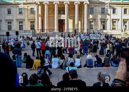 Marseille, France. 03 Nov, 2024. Les manifestants écoutent un discours devant le palais de justice de Marseille. Quelques jours avant l'ouverture du procès sur l'effondrement de deux bâtiments de la rue d'Aubagne où huit personnes ont perdu la vie le 5 novembre 2018, des milliers de marseillais ont manifesté pour réclamer le droit à un logement décent et rendre hommage aux victimes. Crédit : SOPA images Limited/Alamy Live News Banque D'Images