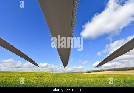 Chantier du parc éolien Zephir à Pihem (Nord de la France) le 27 mars 2024. Installation de l'éolienne : détails des pointes sur le vent t Banque D'Images