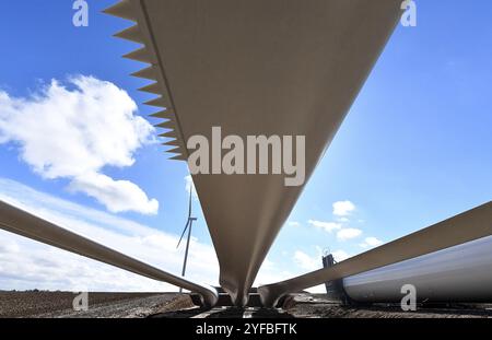 Chantier du parc éolien Zephir à Pihem (Nord de la France) le 27 mars 2024. Installation de l'éolienne : détails des pointes sur le vent t Banque D'Images