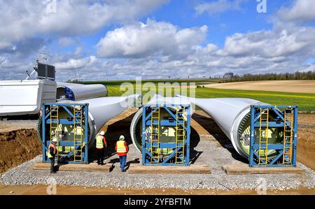 Chantier du parc éolien Zephir à Pihem (Nord de la France) le 27 mars 2024. Installation d'éoliennes : pales d'éoliennes *** local Capti Banque D'Images