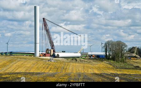 Chantier du parc éolien Zephir à Pihem (Nord de la France) le 27 mars 2024. Installation d'éoliennes : assemblage de mâts d'éoliennes et Banque D'Images