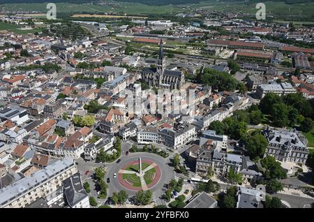 Epernay (Nord de la France) : vue aérienne de la ville. La région fait partie des 'collines de Champagne, maisons et caves', un nom donné à plusieurs sites i. Banque D'Images