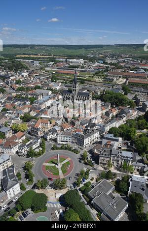 Epernay (Nord de la France) : vue aérienne de la ville. La région fait partie des 'collines de Champagne, maisons et caves', un nom donné à plusieurs sites i. Banque D'Images