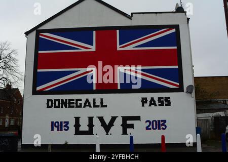 Belfast, Royaume-Uni 04/11/2024 les peintures murales de l'Ulster Volunteer Force (UVF) dans la région du col de Donegall au sud de Belfast comme préoccupations se poursuivent avec la réunion des ministres avec le Conseil des communautés loyalistes Belfast Irlande du Nord crédit:HeadlineX/Alamy Live News Banque D'Images