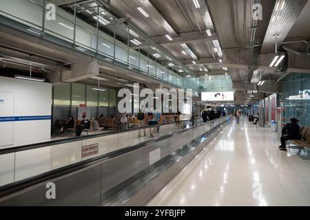 BANGKOK, THAÏLANDE - 26 OCTOBRE 2023 : prise de vue intérieure de l'aéroport international de Suvarnabhumi. Banque D'Images