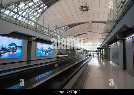 BANGKOK, THAÏLANDE - 26 OCTOBRE 2023 : prise de vue intérieure de l'aéroport international de Suvarnabhumi. Banque D'Images