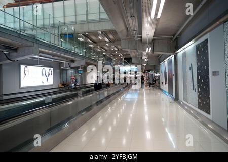 BANGKOK, THAÏLANDE - 26 OCTOBRE 2023 : prise de vue intérieure de l'aéroport international de Suvarnabhumi. Banque D'Images