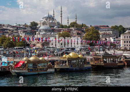 La mosquée de Süleymaniye et la zone portuaire avec des restaurants de poissons flottants vu du pont de Galata, Eminönü, Istanbul, Turquie Banque D'Images