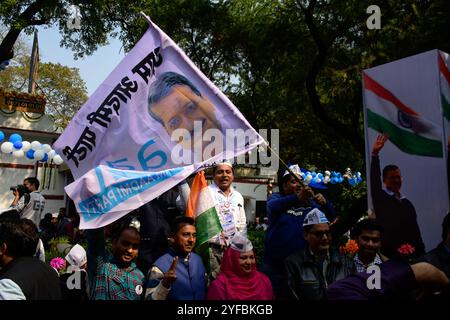 Les partisans du Parti AAM Aadmi (AAP) célèbrent la victoire aux élections régionales dans la capitale indienne New Delhi le 11 février 2020. Les partisans de l'AAP se sont rassemblés et ont célébré à travers New Delhi principalement au siège du parti après la victoire massive contre le parti du premier ministre indien Narendra Modi. Banque D'Images