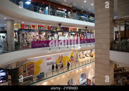 BANGKOK, THAÏLANDE - 26 OCTOBRE 2023 : prise de vue intérieure du centre commercial terminal 21. Banque D'Images