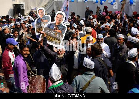 Les partisans du Parti AAM Aadmi (AAP) célèbrent la victoire aux élections régionales dans la capitale indienne New Delhi le 11 février 2020. Les partisans de l'AAP se sont rassemblés et ont célébré à travers New Delhi principalement au siège du parti après la victoire massive contre le parti du premier ministre indien Narendra Modi. Banque D'Images